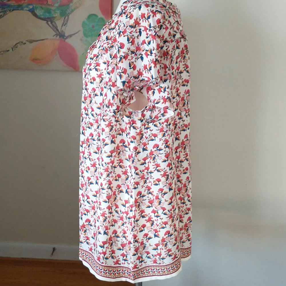 Max Studio short flutter sleeve v-neck blouse red cream blue floral  size M - Picture 4 of 7